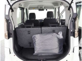 リヤシートのシートバックを倒せば、更に積載容量が広くなり、よりたくさんの荷物の収納長尺の荷物の収納が可能になります♪