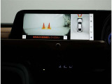 パノラミックビューモニター装備!トップビュー&フロントビュー・車両に取り付けたフロント、サイド、バックカメラの映像を合成して画面上に表示させることで、低速時の運転を補助する装置です。