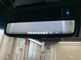 デジタルインナーミラー付き。後方視野角が広く、後席に同乗者がいても後方を確認しやすく安心です。