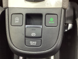 セレクトレバーの下に電子制御パーキングブレーキがあります。スイッチひとつで、停車した地点の傾斜などをシステムが検知・判断してブレーキ力を自動的に最適制御し、しっかり停車できるパーキングシステムです。