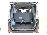 ラゲッジルームは、大容量のスペースを確保。普段のお買い物からレジャーまで、幅広く活躍してくれます!また、リアシートを倒すことでバリエーション豊かにお使いいただけます。