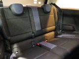 【べスキンコンビブラックシート】セカンドシートもフロントシートと同様安心感があり、クリアランスもしっかりと確保されております。大人の方も余裕でお乗りになれます。