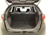 ラゲッジも広く使いやすいトランクは、開口部も広く荷物の積み下ろしもしやすいお車となっております。リアシートの背もたれは6:4の割合で分割して可倒できるので、長いお荷物などを載せることもできます。