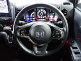 ハンドル左側にはオーディオ操作が出来るオーディオリモートコントロールスイッチ、右側にはHonda SENSINGとオートクルーズコントロールのスイッチを装備!