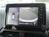 自車を真上から見下ろすように映し出すので周囲の状況が分かるアラウンドビューモニター搭載。フロントカメラとしても使用できます。車庫入れなど苦手な人の頼りになる助っ人です。