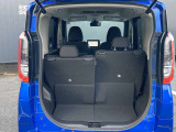 後部座席に座れる状態でも荷室はこれだけの広さがあるのでお出かけやお買い物にも重宝します。ついつい買い物しすぎても安心ですね♪