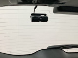 後方にもドライブレコーダーのカメラが付いています。前後両方でお車の周りを監視・記録いたします。