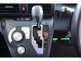 シンプルな操作で的確なシフトチェンジを可能にするゲート式シフトレバーを採用。
