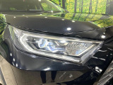 【LEDヘッドライト】悪天候や夜間走行時も良好な視界を確保し安心して運転できる高輝度LEDヘッドライトを装備!点灯速度が早く、消費電力も抑えられています。