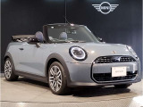 MINIのフロントグリルのデザインはイギリスで生まれた当初から、シルバーのサイドバーが折り重なった伝統的なデザインで御座います。その伝統はBMWのお車になってからでも少しずつ形を変えて守られております