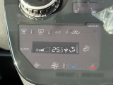 【オートエアコン】一度お好みの温度に設定すれば、車内の温度を検知し風量や温度を自動で調整。暑い&hellip;寒い&hellip;と何度もスイッチ操作をする必要はありません。快適な車内空間には必須の機能ですね♪