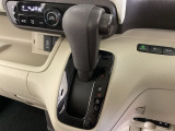 CVT車のセレクトレバーです。低速から高速まで、変速ショックのないスムーズな走りを実現するとともに、エンジン効率のよい領域を維持することで燃費にも貢献します。