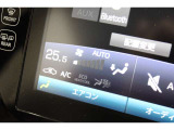 フルオートエアコンが装備されています!お好みの温度設定をするだけでエアコンの風量やモードの切り替えを自動でコントロールしてくれます!ユーザーの操作が少なく燃費走行にもつながります!