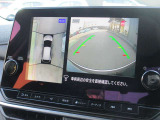 自車を真上から見下ろすように映し出すので周囲の状況が分かるアラウンドビューモニター搭載。フロントカメラとしても使用できます。車庫入れなど苦手な人の頼りになる助っ人です。