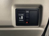 左側電動スライドドアは運転席からでも操作ができるように、ハンドル付近に開閉の操作スイッチが付いています。