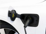専用コードを接続するだけで簡単に充電が行えます。プラグインハイブリッドモデルT6 AWD PHEVは、走行中の充電のほか、自宅などに設置された充電機器からの充電が可能です。
