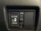 左側電動スライドドアは運転席からでも操作ができるように、ハンドル付近に開閉の操作スイッチが付いています。
