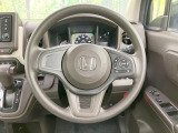 インテリアに合わせたデザインのステアリングは、運転される方のことも考え、運転しやすい形状、大きさです。是非一度、実際に触ってお確かめください。