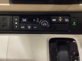 セレクトレバーの左上にオートエアコンがついてますので、簡単操作で快適に過ごせます。リア熱線のスイッチの中に、雪道に対応したサイドミラーヒーターも入っています。