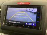 リバースギアに入れるだけで後方の表示へ切り替わります。夜間や雨の日の駐車も楽になりますよ。