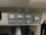 ハンドルの右側にはヘットライトリベライザーとHondaセンシング用のメインスイッチがついています。ヘッドライトリベライザーは道路状況や積荷の加重に応じてライトの高さを調節できます。