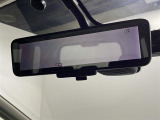 【デジタルルームミラー】車両後方カメラの映像をルームミラーに映すことが出来ます。 そのため、後席に人や荷物があって後方が見えづらい場合でもしっかり視界を確保することが出来ます。