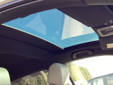開放的なドライブが楽しめるパノラマルーフ(IRカット〈遮熱〉/UVカット機能付Low-Eコートプライバシーガラス)装備してます