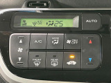 【オートエアコン】一度お好みの温度に設定すれば、車内の温度を検知し風量や温度を自動で調整。暑い&hellip;寒い&hellip;と何度もスイッチ操作をする必要はありません。快適な車内空間には必須の機能ですね♪