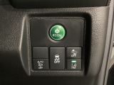 Hondaセンシング用の、VSA(ABS+TCS+横滑り抑制)解除と路外逸脱抑制機能のオンオフスイッチなどはハンドルの右側に装備しています。燃費に役立つECONボタンもここです。