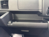 助手席側のインパネは多機能!間口の広くて使いやすいトレイや何かと工具や買い物袋を掛けれる便利なフック付き!