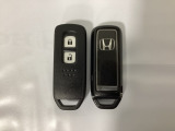 スマートキーを装備しています。鍵を差し込むことなくドアロックの開け閉めと、スタートボタン操作でのエンジンスタートができます。スペアキーも同じものを用意しております。