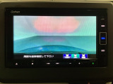 ギヤをR(バック)に入れるとナビの画面に後ろの映像が映るリアカメラ付です。後退時、コンディションが悪い視界でもカラーバックモニターがドライバーをサポートします。