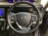ハンドルにHondaセンシング系のクルーズコントロールやレーンキープアシストなどのスイッチと、オーディオの操作スイッチが装備されています。ハンドルから手を離さず安全に操作できます。