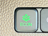 ECONのスイッチがついています。エコモードにすれば、運転の仕方によるロスを抑え込み、燃費良く走行できるように各部を制御します。