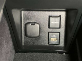 アームレスト内にオーディオ機器やスマートフォンを直接カーオーディオに接続できるUSB端子やHDMI端子、12V/120Wのアクセサリーソケットが配置されています。