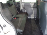 リアシートは足元も広々していて足を組めるほど余裕があります!又背もたれを左右別々に倒せるので長い物でも積めます。