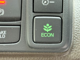 ECONのスイッチがついています。エコモードにすれば、運転の仕方によるロスを抑え込み、燃費良く走行できるように各部を制御します。