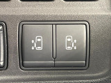 【両側パワースライドドア】スマートキーや運転席のスイッチで後席両側スライドドアの開閉が可能♪電動だから力を入れてドアを開ける必要が無く、小さなお子様でも簡単に開け閉めでき快適です♪