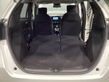 リア席を倒せば広々とした空間の出来上がり!床が低くフラットになり、天井までの高さがありますので積載が便利です。