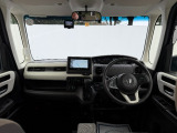 前方の視界も開けてとても運転しやすいパッケージングです。各種スイッチ類も操作しやすい位置に並んでいます。小物入れなどの収納も充実していてとても使い勝手のいいダッシュパネルです。