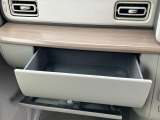 インパネに便利な引き出しがついてます!
