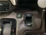 セレクトレバーの右に電子制御パーキングブレーキがあります。スイッチひとつで、停車した地点の傾斜などをシステムが検知・判断してブレーキ力を自動的に最適制御し、しっかり停車できるパーキングシステムです。