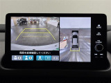 【マルチビューカメラシステム】自車周辺をぐるりと俯瞰できるカメラで危険を察知。上空からの映像で自動車や障害物の位置が詳細に確認できるので、狭い駐車場でも安心して駐車できますね。