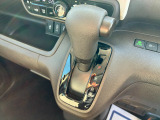 ステアリングから手を離せばすぐそこにある、使い勝手のいいシフトノブです。