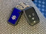 スマートキー2本付き 後席スライドドアはスマートキーの遠隔操作でドアの開閉が可能です。