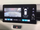 リバースギアに入れるだけで後方の表示へ切り替わります。夜間や雨の日の駐車も楽になりますよ。