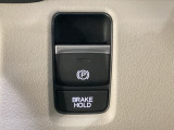 セレクトレバーの右に電子制御パーキングブレーキがあります。スイッチひとつで、停車した地点の傾斜などをシステムが検知・判断してブレーキ力を自動的に最適制御し、しっかり停車できるパーキングシステムです。