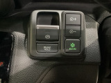 セレクトレバーの右に電子制御パーキングブレーキがあります。スイッチひとつで、停車した地点の傾斜などをシステムが検知・判断してブレーキ力を自動的に最適制御し、しっかり停車できるパーキングシステムです。