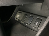 アクセサリーソケットはUSBのアダプターなどをつければ、スマホの充電にも使えます。横にはナビゲーション用の外部入力可能なUSB端子がついており、周辺には物が置けるトレーがついています。