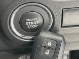 【キーレススタートシステム】カバンやポケットに入れたままでもドアの施錠・解錠が可能なスマートキーを装備。エンジンのオン・オフ時もカギを取り出す必要が無いからとっても便利です♪